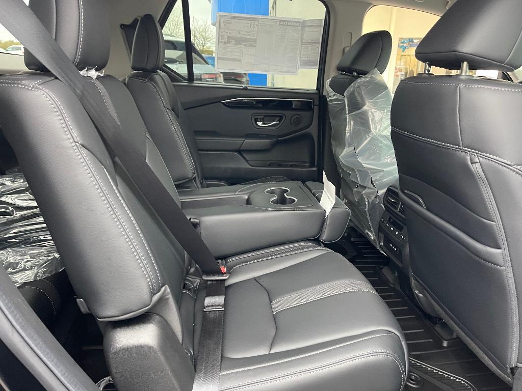new 2025 Honda Pilot car, priced at $45,433
