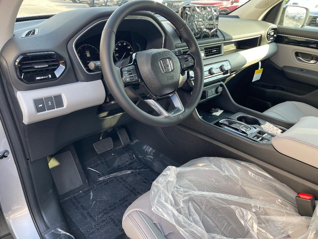 new 2025 Honda Pilot car, priced at $44,368