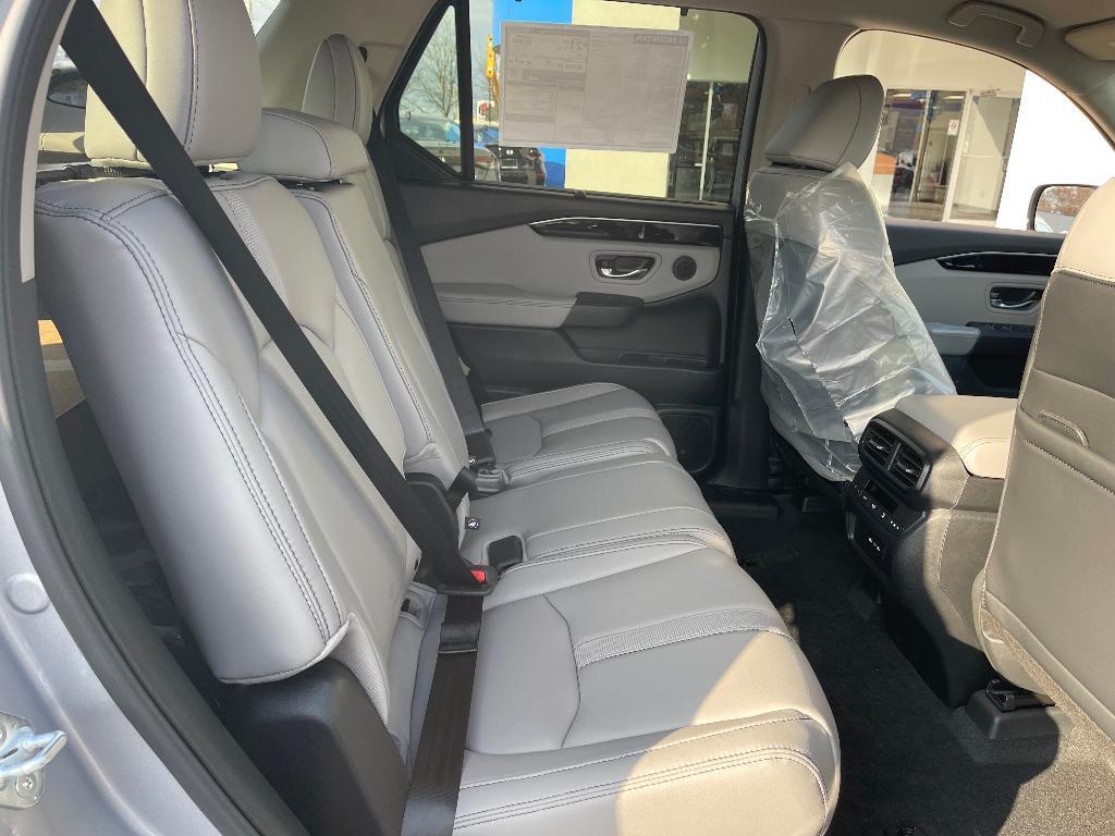 new 2025 Honda Pilot car, priced at $44,368