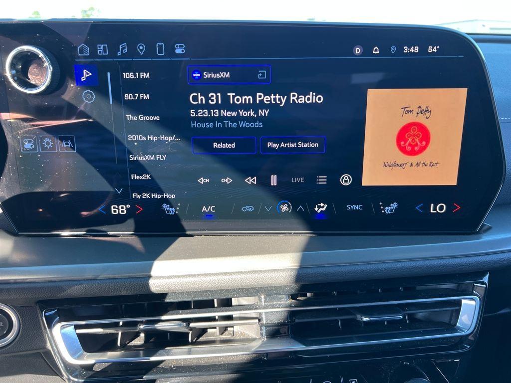 used 2024 Chevrolet Traverse car, priced at $32,998