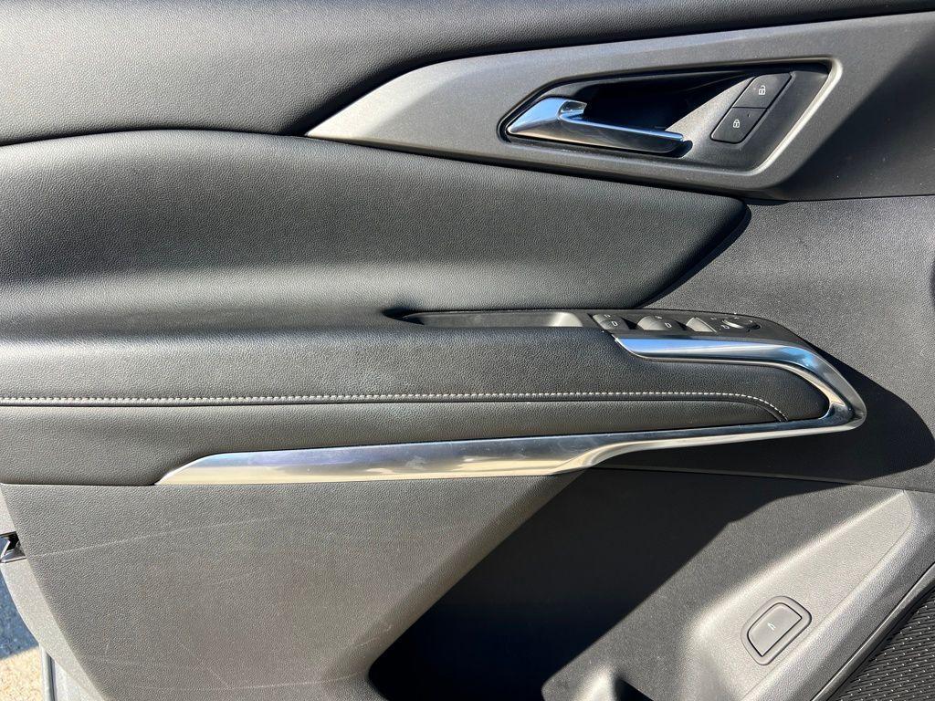 used 2024 Chevrolet Traverse car, priced at $32,998