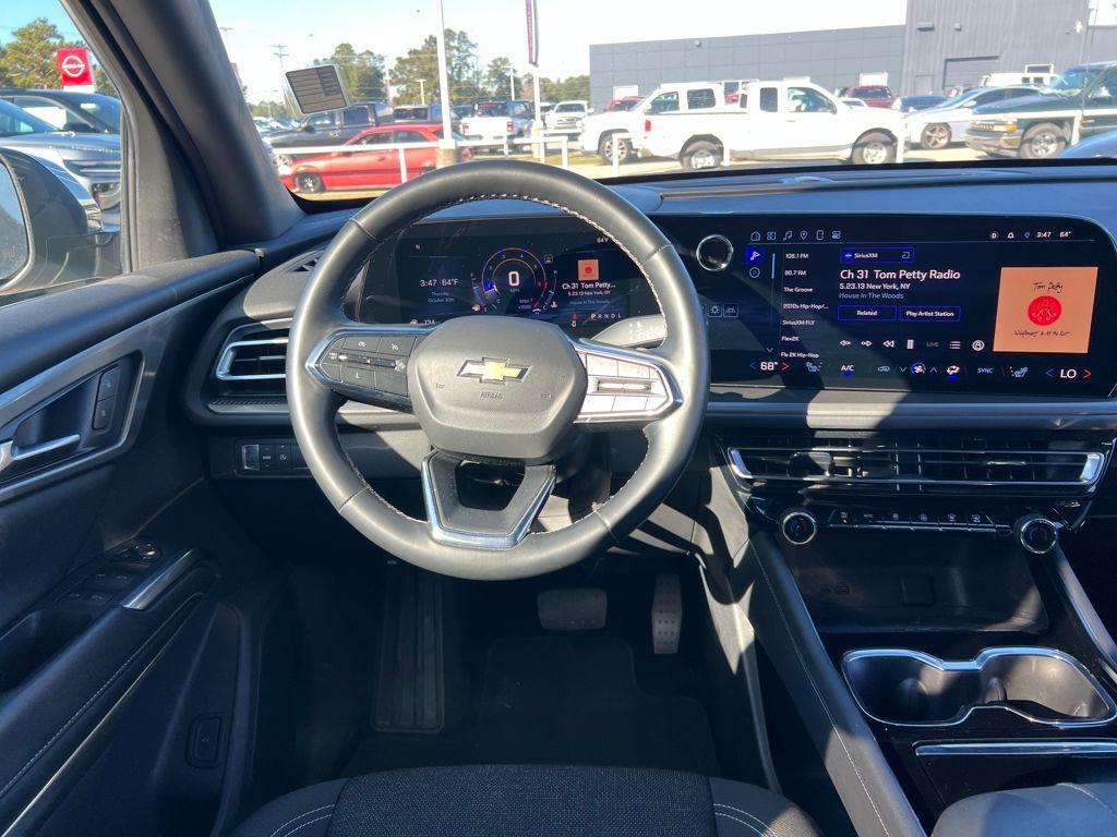 used 2024 Chevrolet Traverse car, priced at $32,998