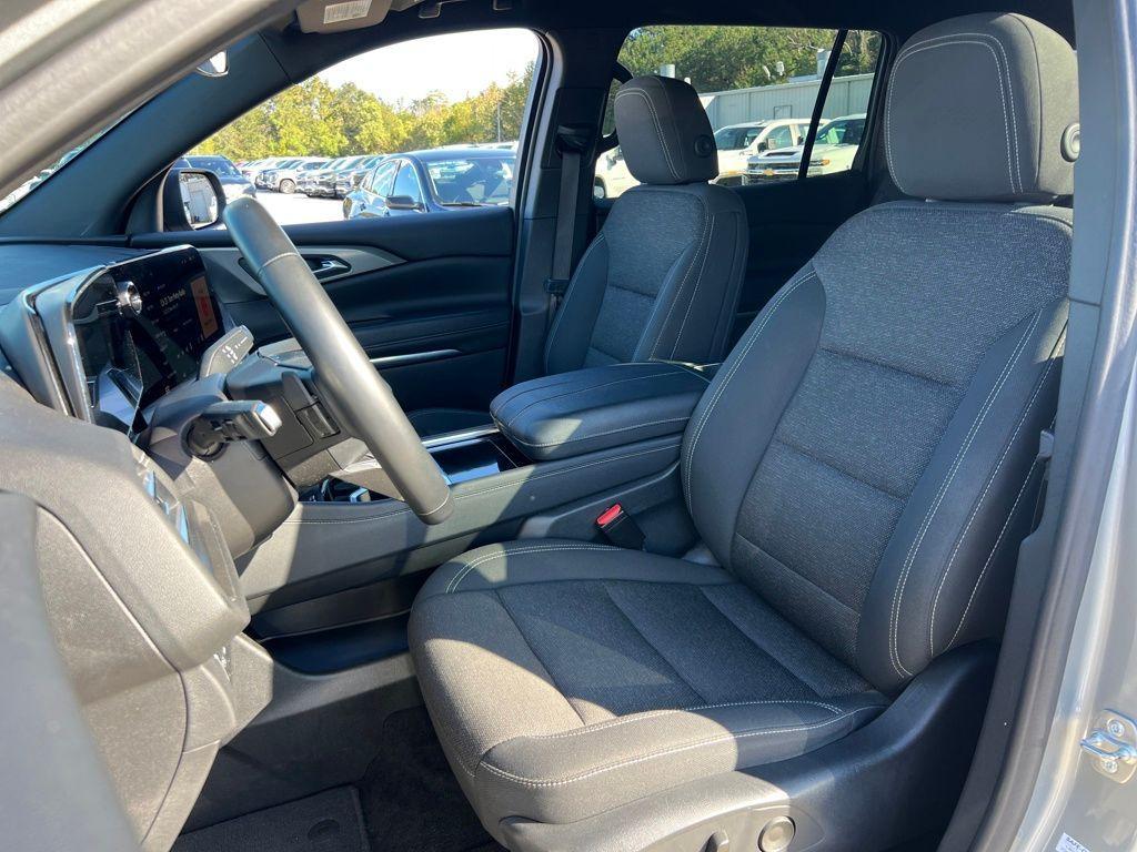 used 2024 Chevrolet Traverse car, priced at $32,998