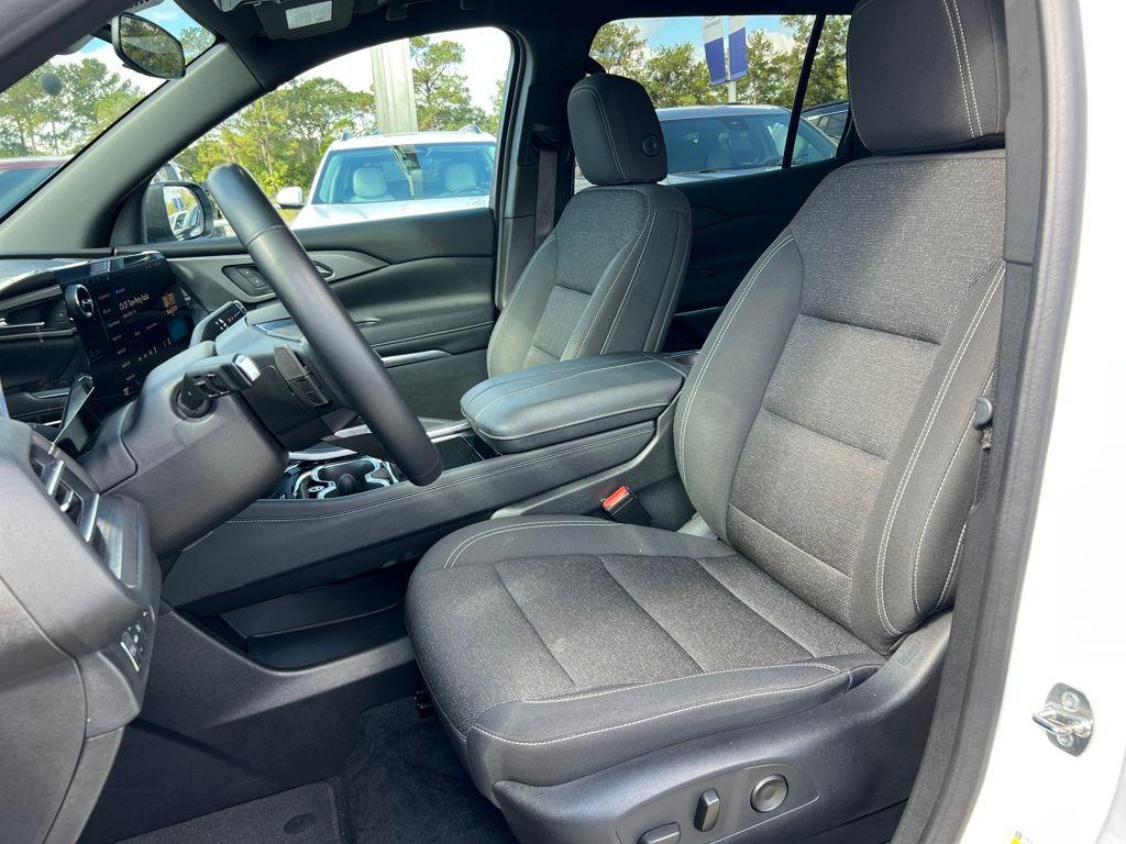 used 2024 Chevrolet Traverse car, priced at $32,078