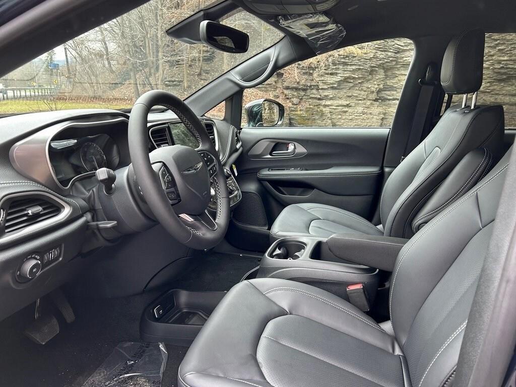 new 2025 Chrysler Pacifica car, priced at $47,935