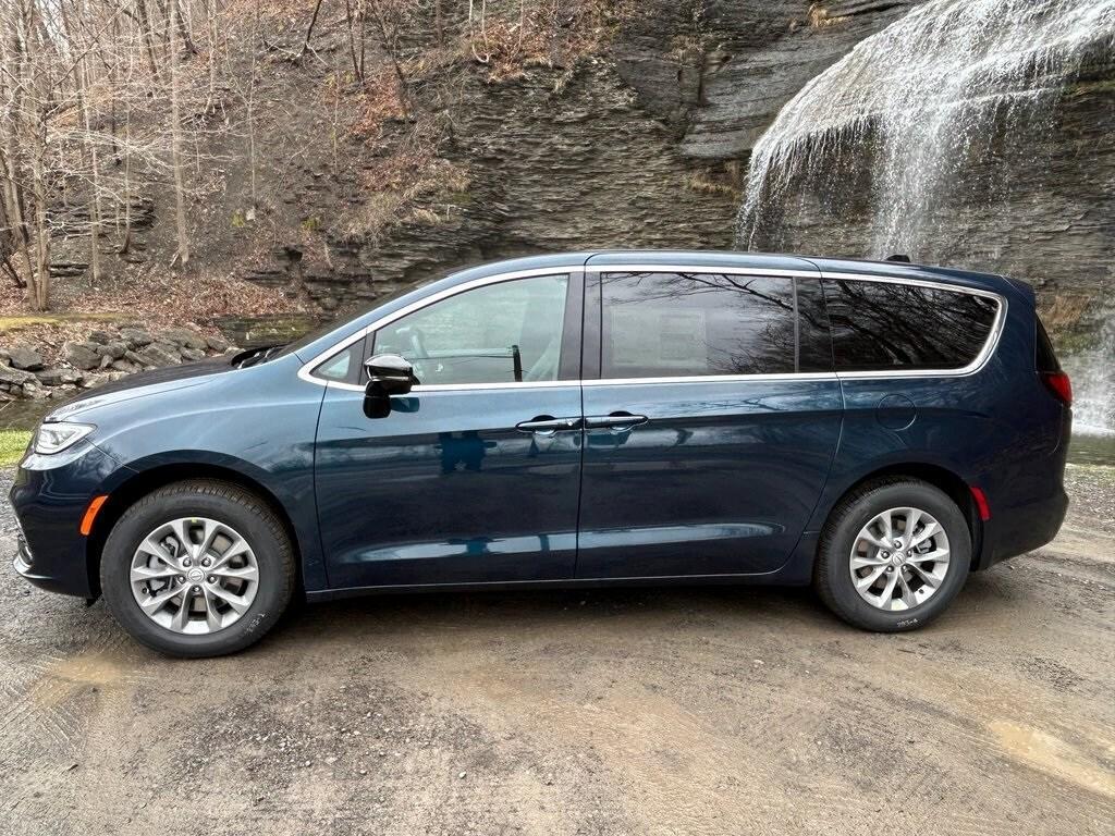 new 2025 Chrysler Pacifica car, priced at $47,935