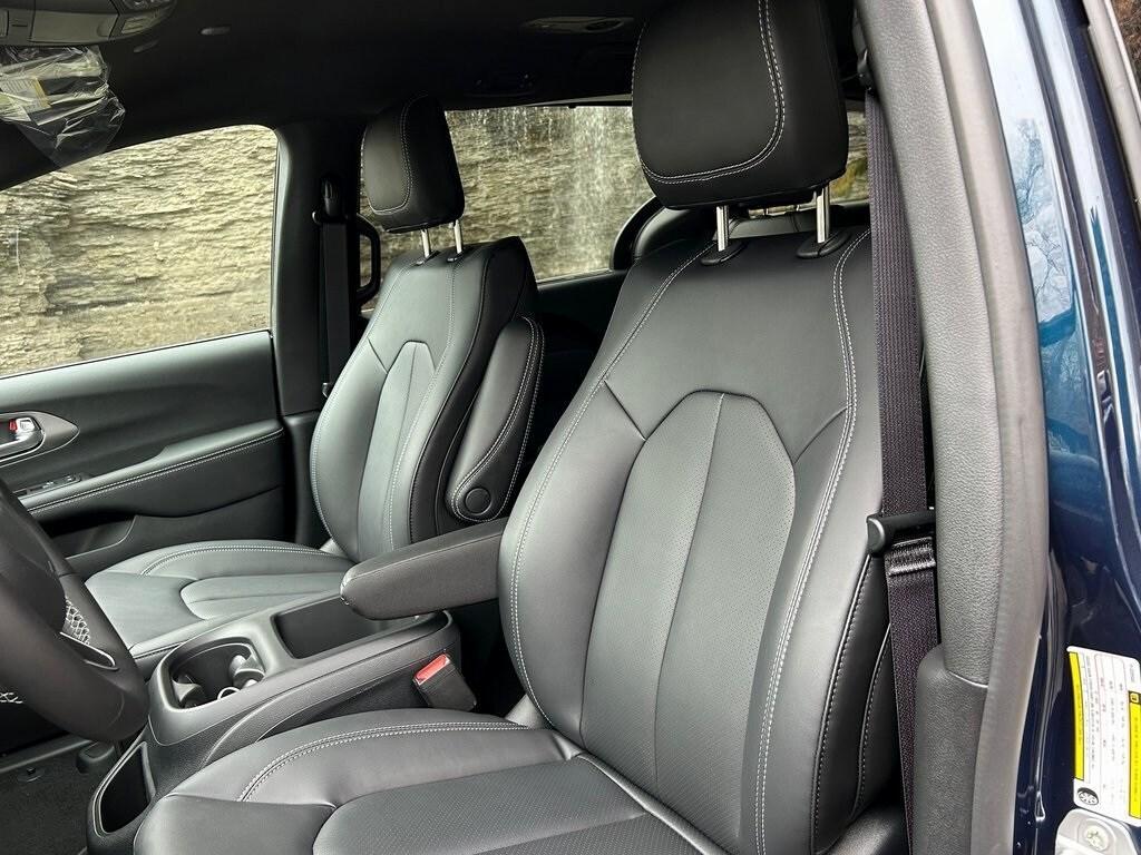 new 2025 Chrysler Pacifica car, priced at $47,935