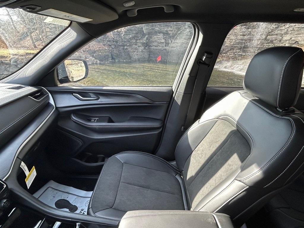 new 2025 Jeep Grand Cherokee car, priced at $46,282
