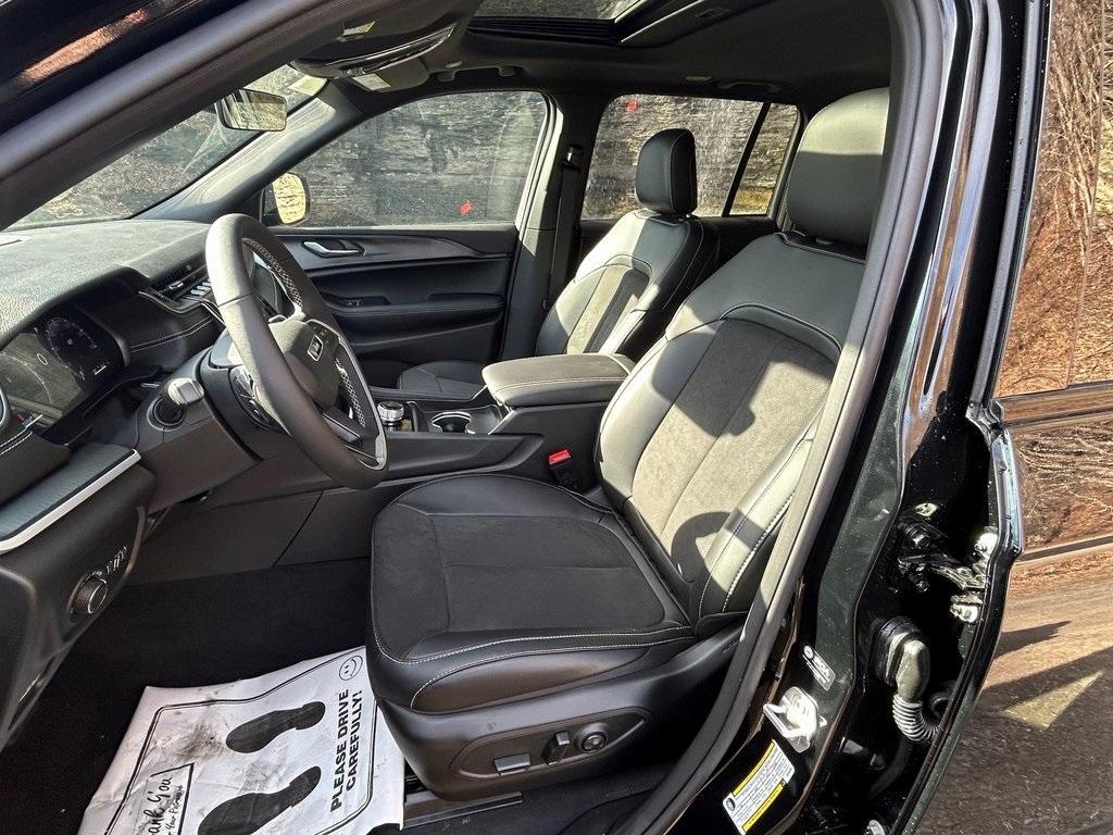 new 2025 Jeep Grand Cherokee car, priced at $46,282