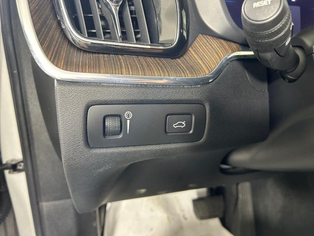 used 2022 Volvo XC60 car, priced at $22,700