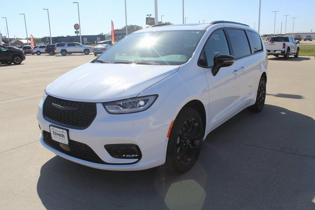 new 2026 Chrysler Pacifica car, priced at $54,177