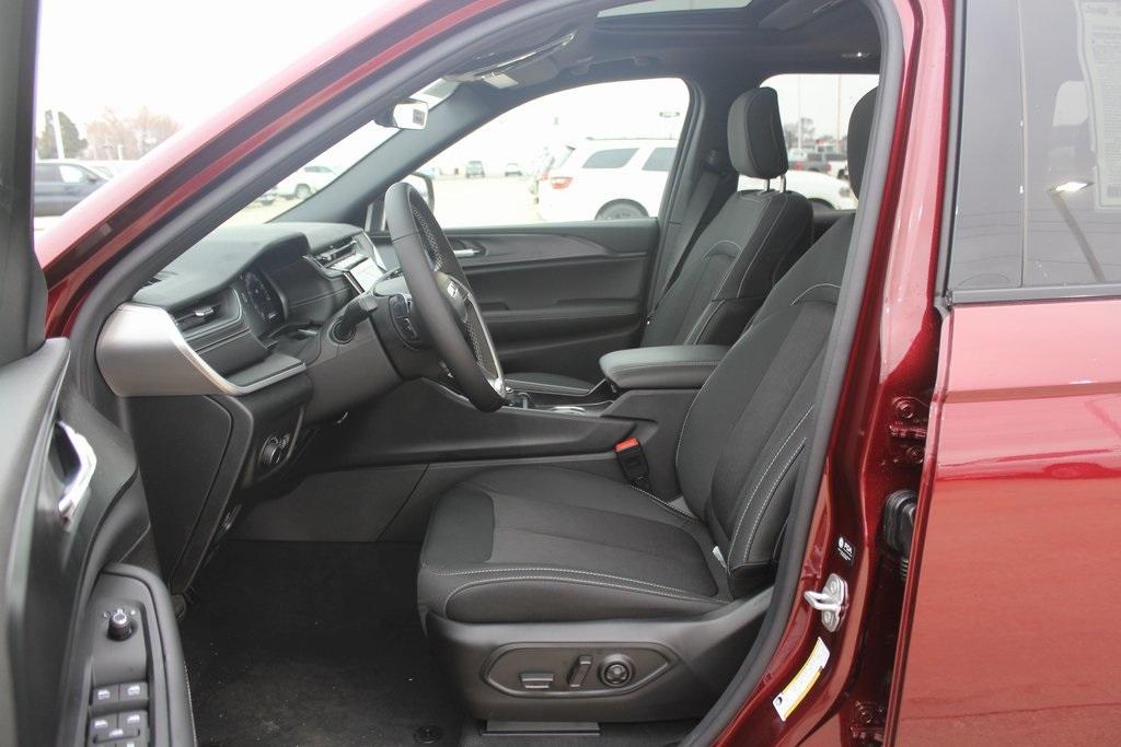 new 2025 Jeep Grand Cherokee car, priced at $42,789