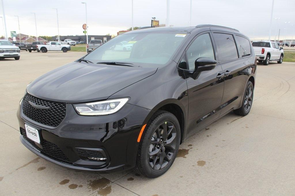 new 2026 Chrysler Pacifica car, priced at $54,191