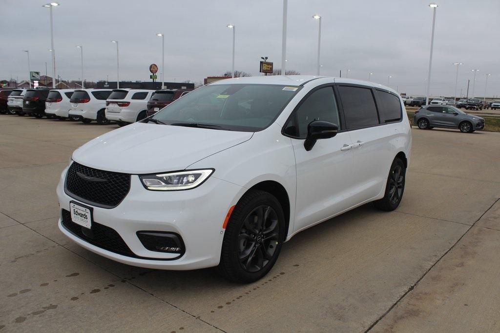 new 2026 Chrysler Pacifica car, priced at $48,599