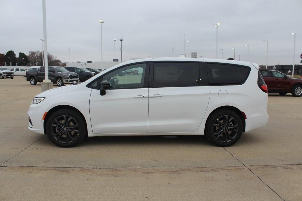 new 2026 Chrysler Pacifica car, priced at $48,599