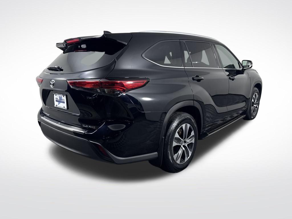 used 2022 Toyota Highlander car, priced at $37,750
