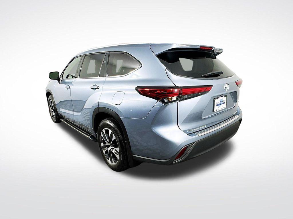 used 2022 Toyota Highlander car, priced at $38,450