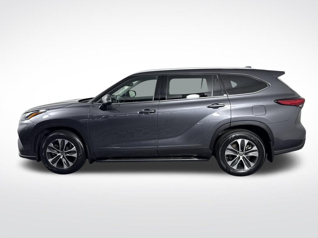 used 2022 Toyota Highlander car, priced at $36,490