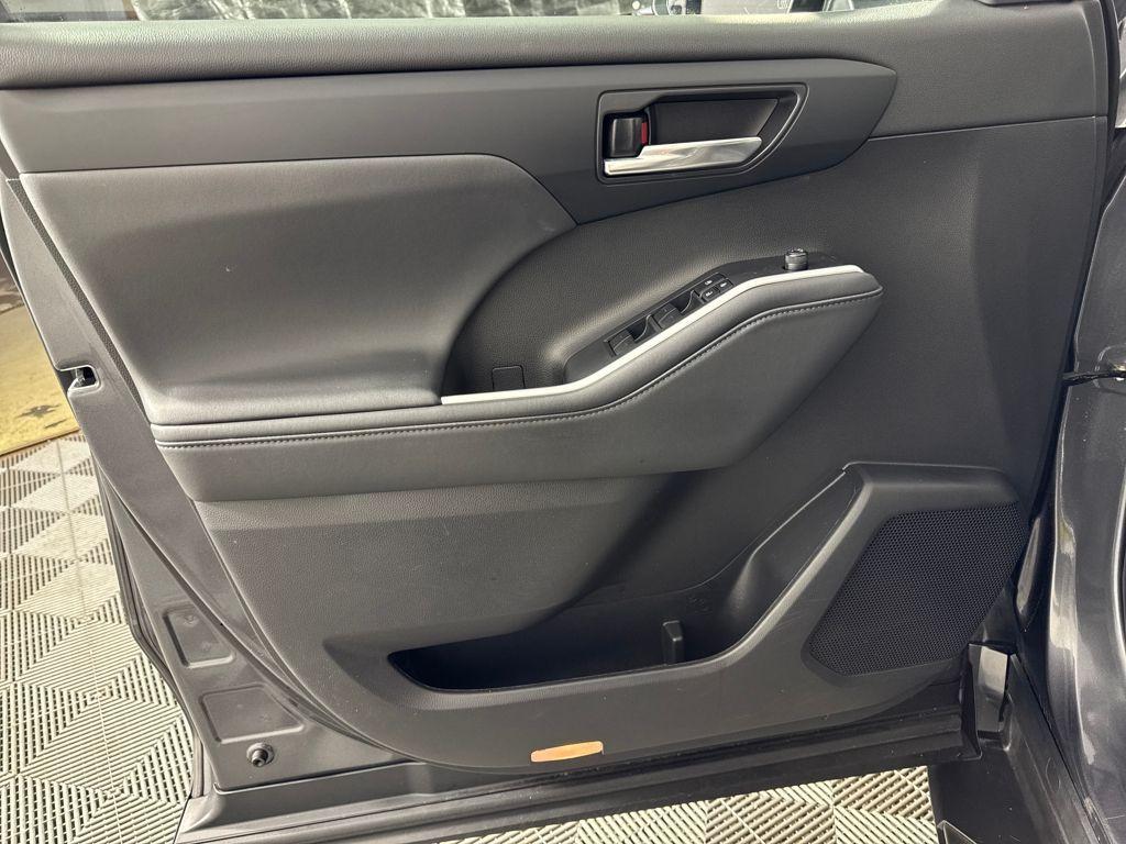 used 2022 Toyota Highlander car, priced at $36,490
