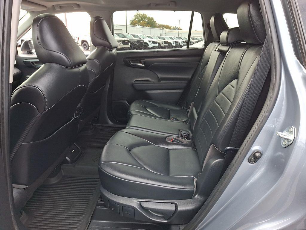 used 2021 Toyota Highlander car, priced at $27,500