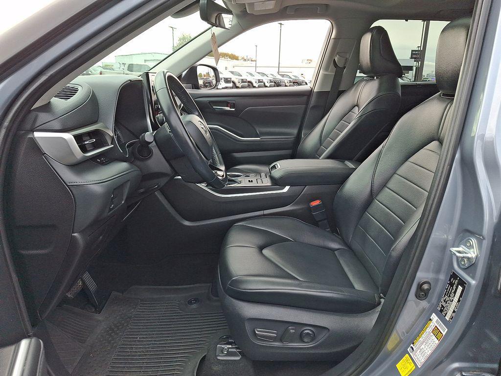 used 2021 Toyota Highlander car, priced at $27,500