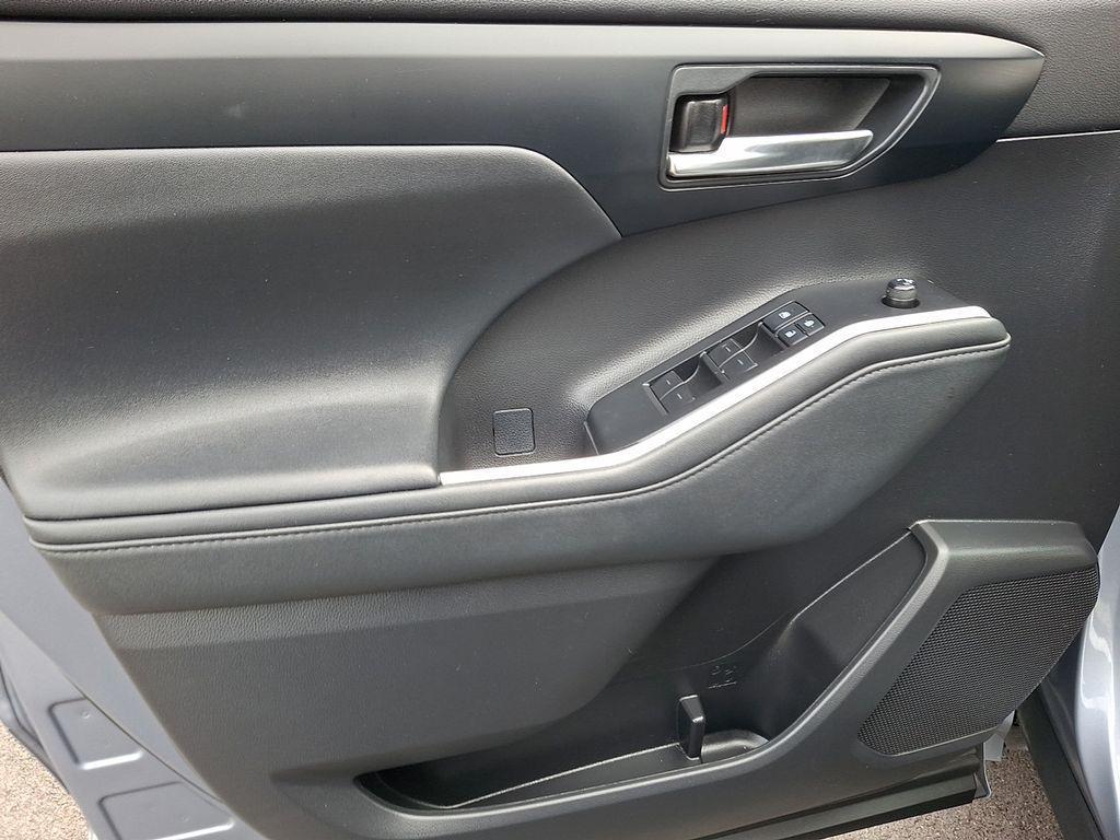 used 2021 Toyota Highlander car, priced at $27,500