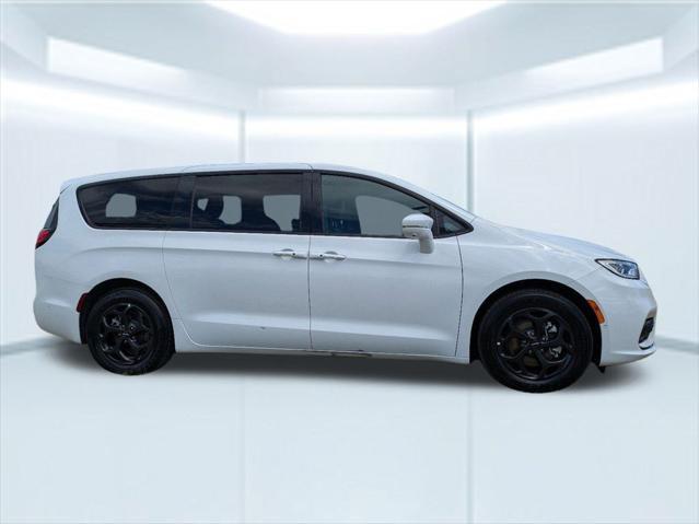 used 2022 Chrysler Pacifica Hybrid car, priced at $26,050