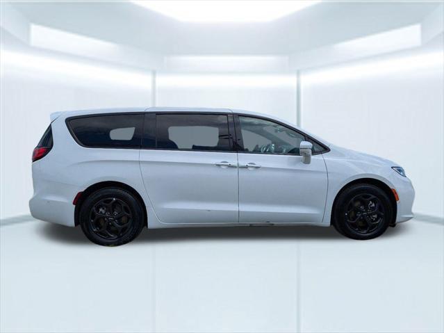 used 2022 Chrysler Pacifica Hybrid car, priced at $26,050