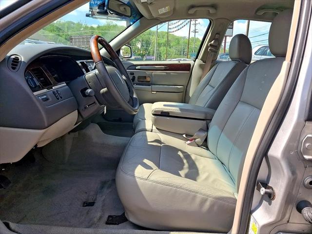 used 2009 Lincoln Town Car car, priced at $7,951