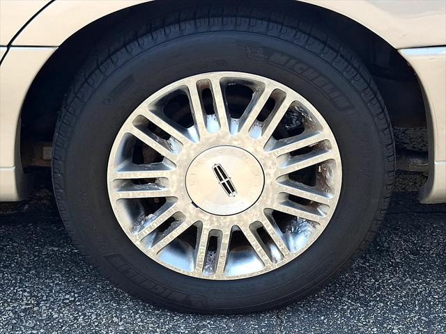 used 2009 Lincoln Town Car car, priced at $7,951