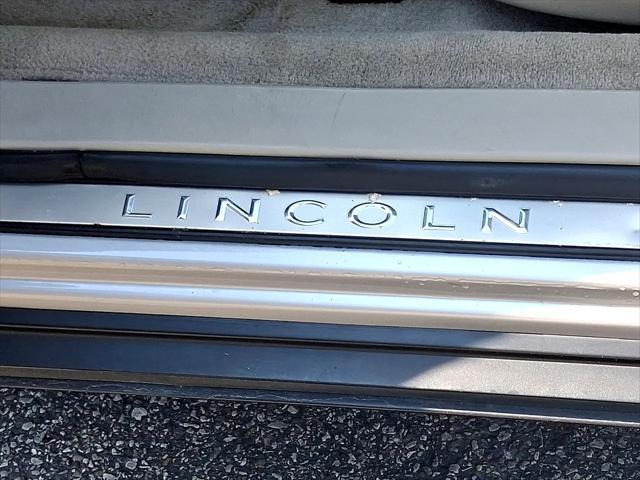 used 2009 Lincoln Town Car car, priced at $7,951
