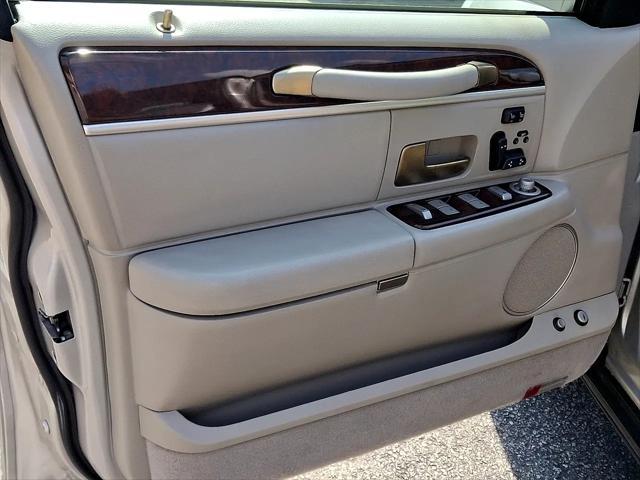 used 2009 Lincoln Town Car car, priced at $7,951