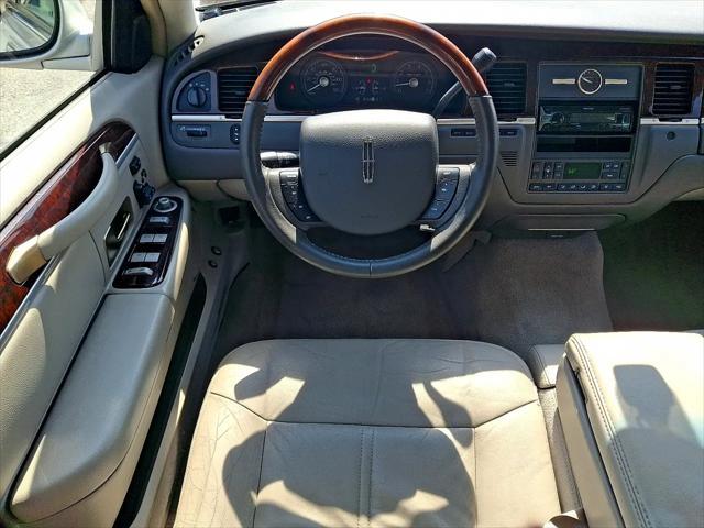 used 2009 Lincoln Town Car car, priced at $7,951