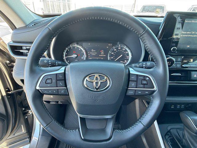 used 2022 Toyota Highlander car, priced at $39,497