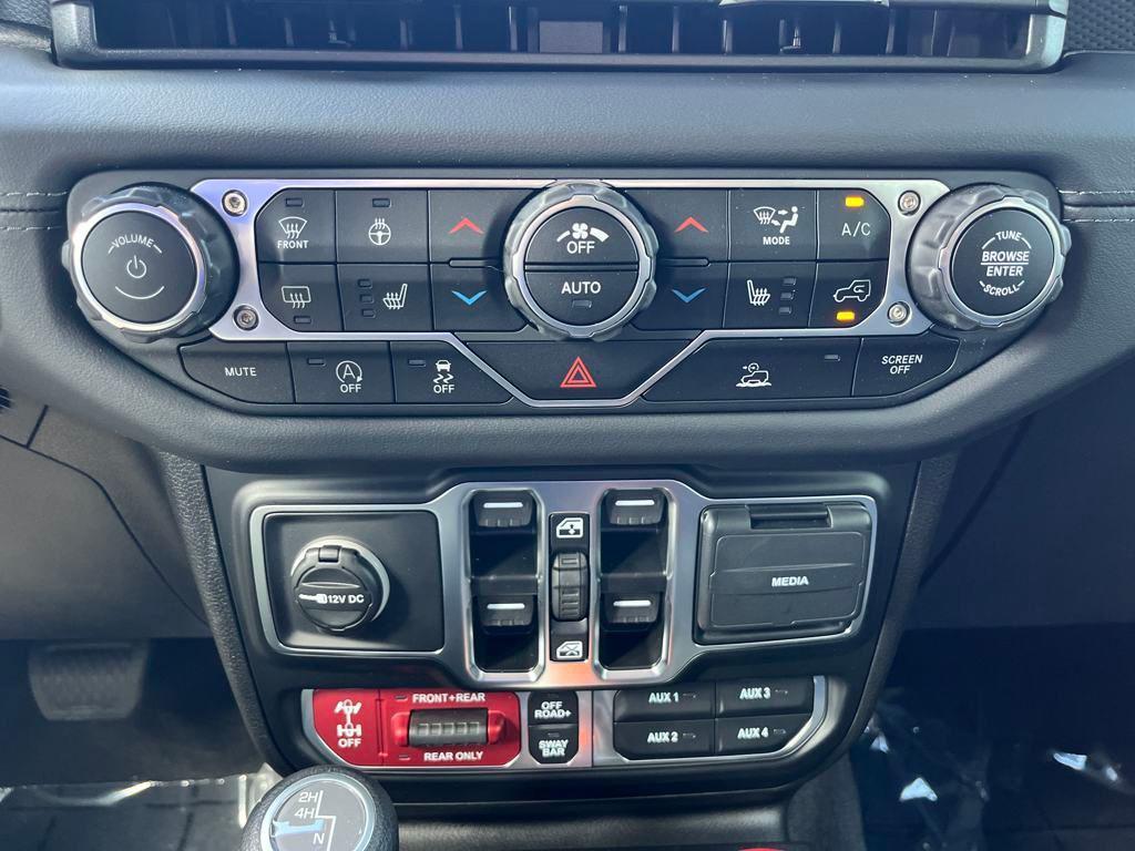 new 2025 Jeep Gladiator car, priced at $58,046