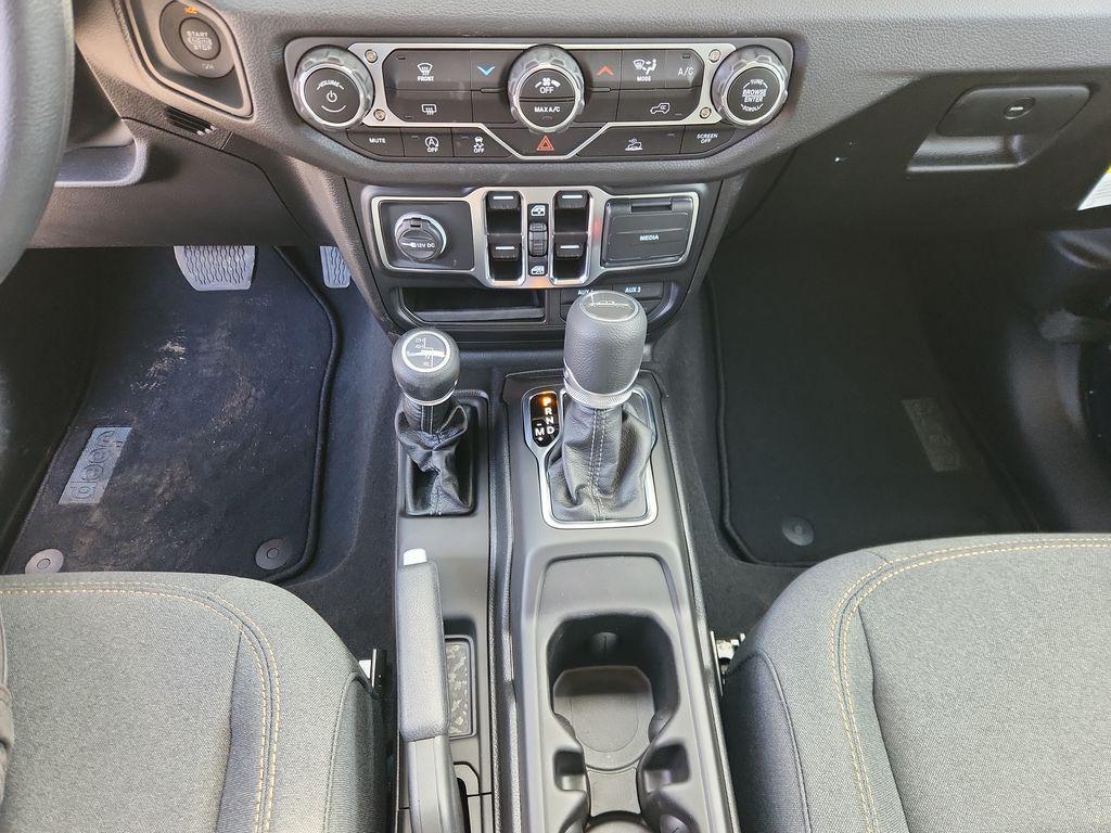 new 2025 Jeep Gladiator car, priced at $40,825