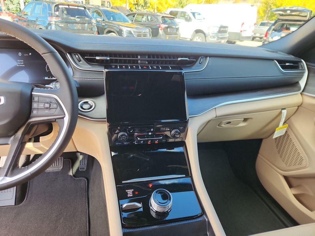 new 2025 Jeep Grand Cherokee car, priced at $43,309