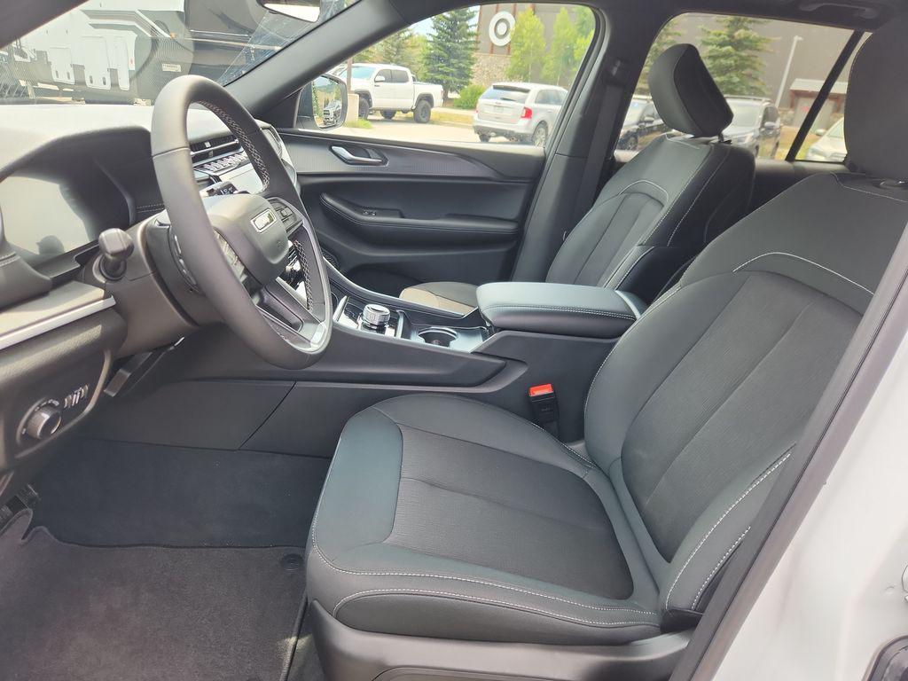 new 2025 Jeep Grand Cherokee car, priced at $40,687