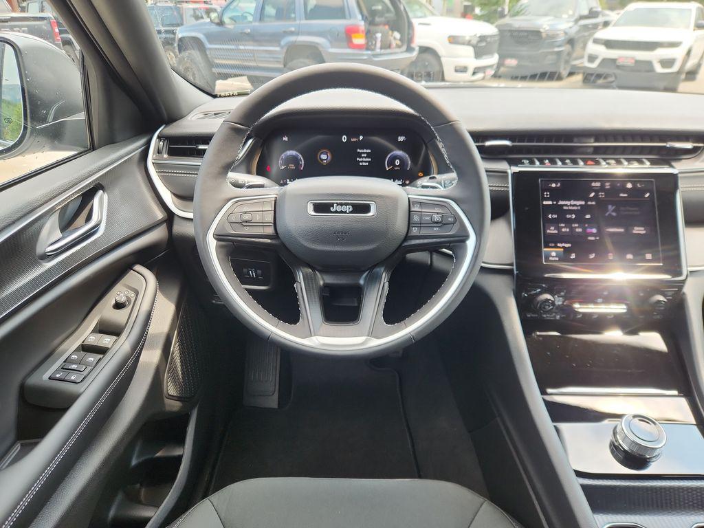 new 2025 Jeep Grand Cherokee car, priced at $40,687