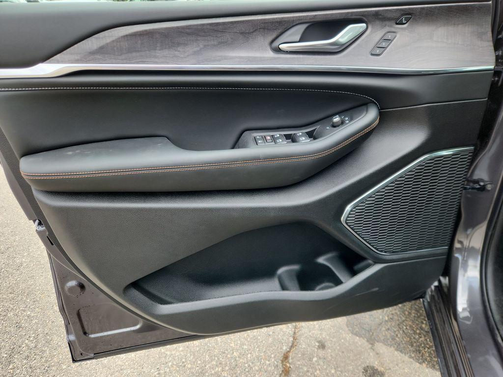 new 2025 Jeep Grand Cherokee L car, priced at $62,286