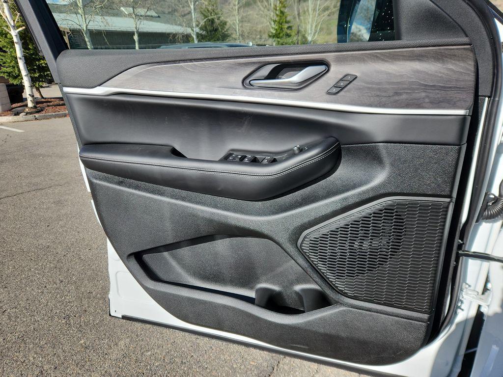 new 2025 Jeep Grand Cherokee L car, priced at $49,551