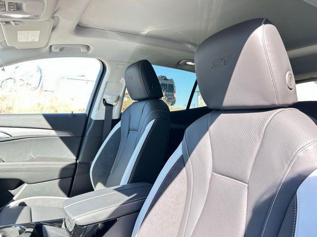 new 2025 Buick Envision car, priced at $39,985