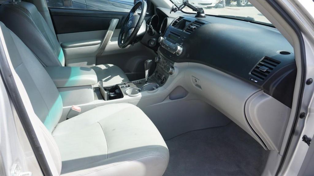 used 2010 Toyota Highlander car, priced at $10,925
