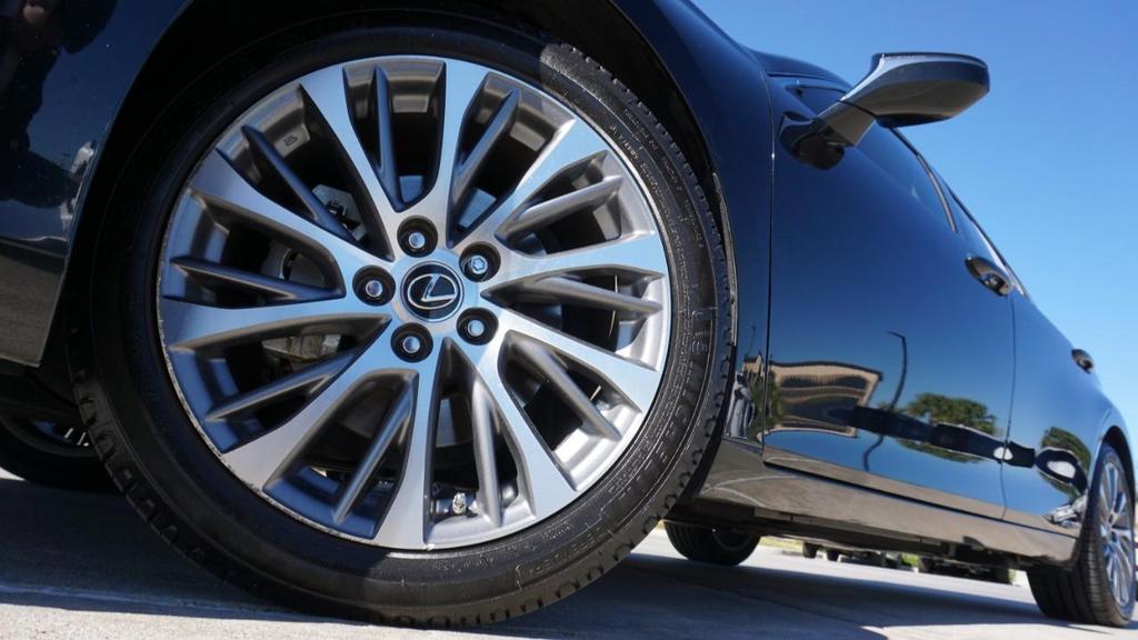 used 2021 Lexus ES 300h car, priced at $31,065