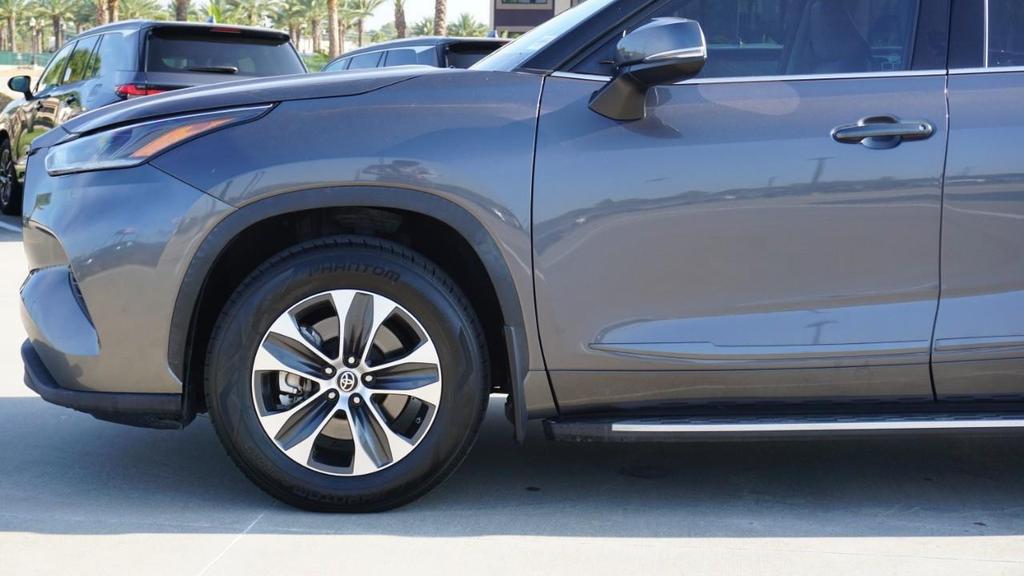 used 2021 Toyota Highlander car, priced at $29,900
