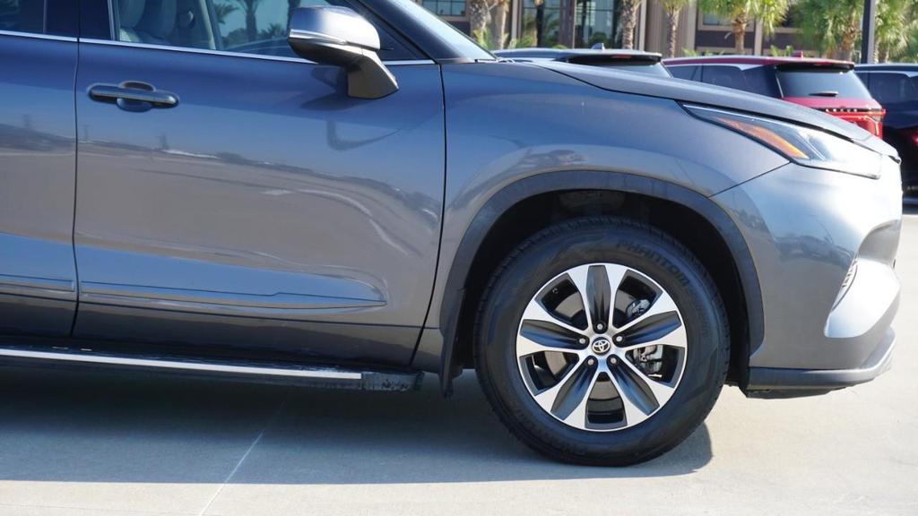 used 2021 Toyota Highlander car, priced at $29,900