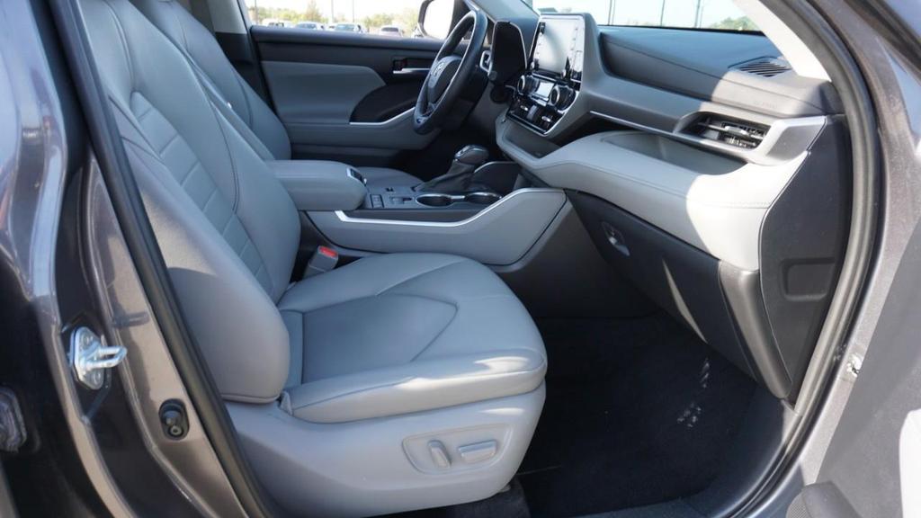 used 2021 Toyota Highlander car, priced at $29,900