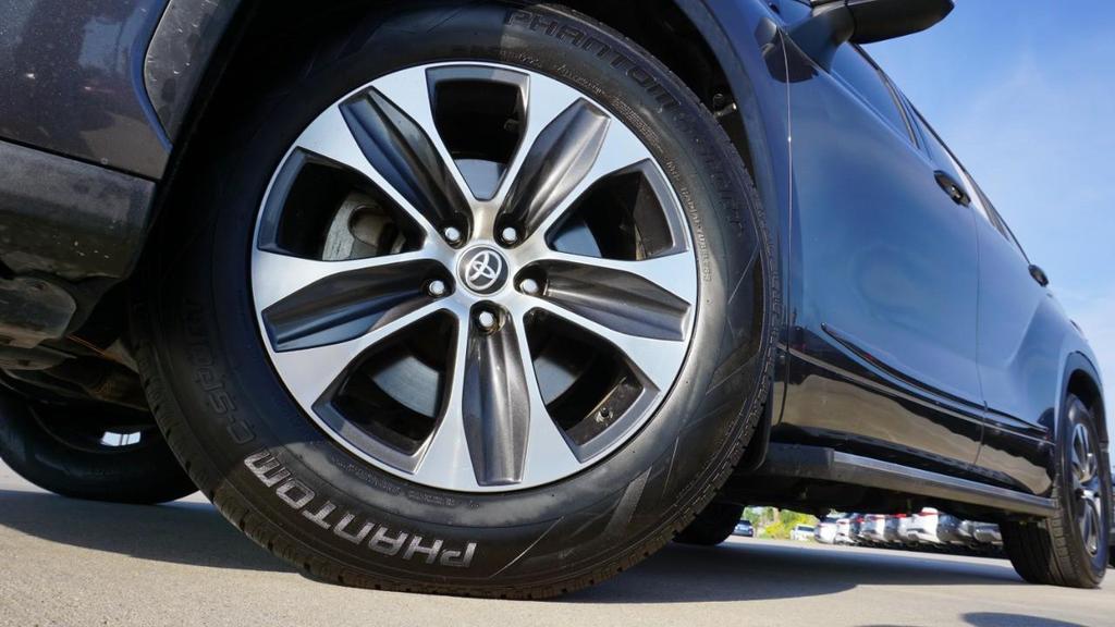 used 2021 Toyota Highlander car, priced at $29,900