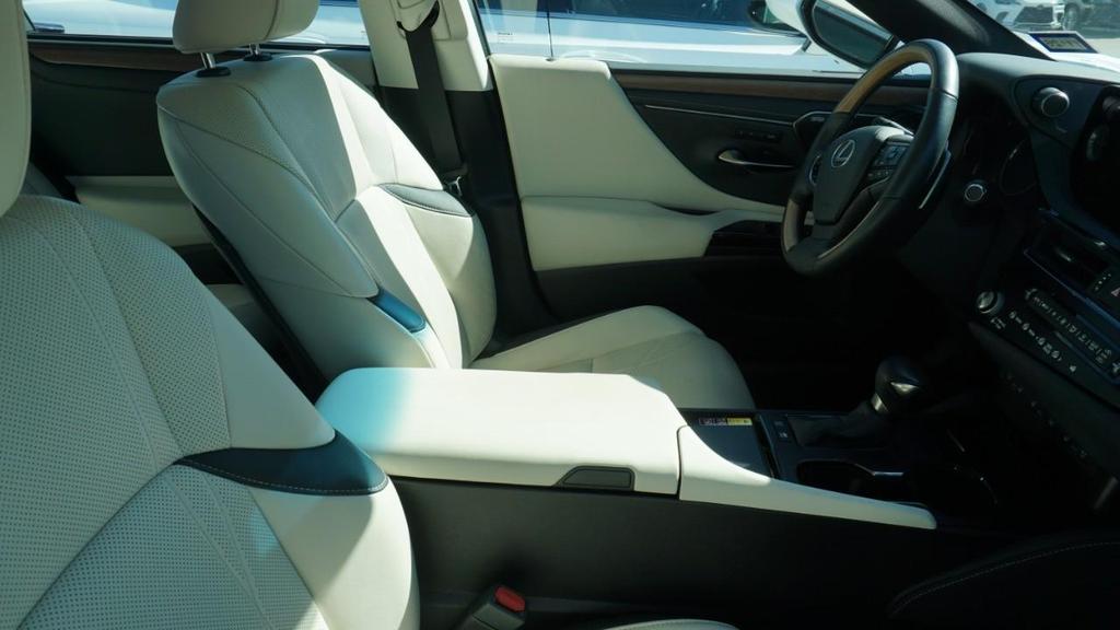 used 2024 Lexus ES 300h car, priced at $51,900