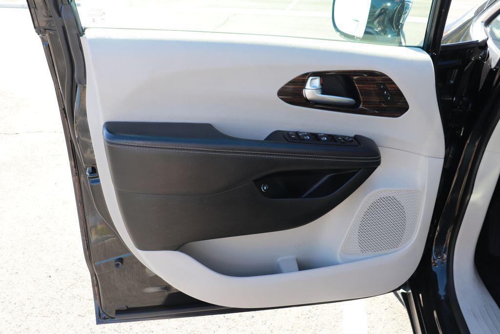 used 2023 Chrysler Pacifica Hybrid car, priced at $26,000